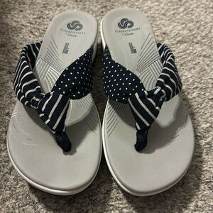 Cloudsteppers by Clarks Printed Thong Sandals Arla Gilson in Navy